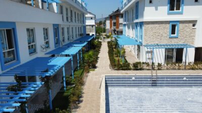 Alaçatı Evleri, Muğla Dalaman Bezkese Mahallesi’nde modern mimariyle hayata geçiriliyor.