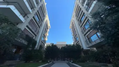 Ardıç Kent Sitesi, Antalya Muratpaşa Güzeloba Mahallesi’nde modern mimariyle hayata