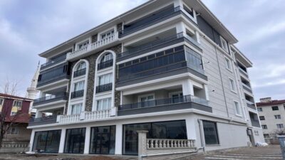 Bakü Apartmanı Bolvadin, Afyonkarahisar Bolvadin Ethem Kelekçi Mahallesi’nde modern mimariyle