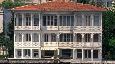 İstanbul Boğazı Yeniköy’de bulunan Burhanettin Sezerar Yalısı rekor fiyatla satışa