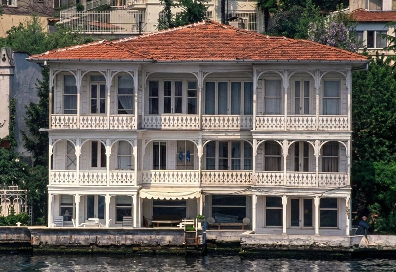 İstanbul Boğazı Yeniköy’de bulunan Burhanettin Sezerar Yalısı rekor fiyatla satışa