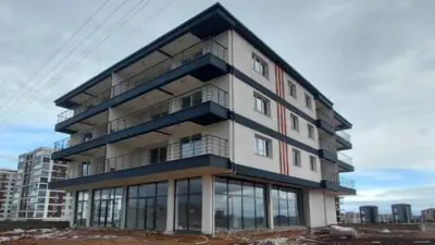 Candemir Kuyucak, Uşak Merkez Cumhuriyet Mahallesi’nde modern mimariyle hayata geçirilmektedir.