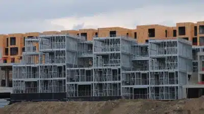 Çelik yapılar son yıllarda, özellikle deprem kuşağında bulunan Türkiye gibi