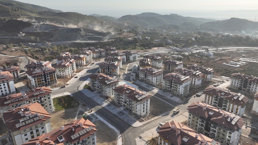Deprem konutları için 36 milyar liralık yol yatırımı tamamlanıyor. 8