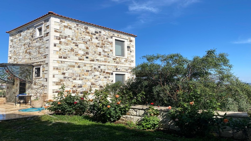 Foça Villa Yenibağarası, İzmir Foça Yenibağarası Mahallesi’nde zeytin bahçesi içerisinde
