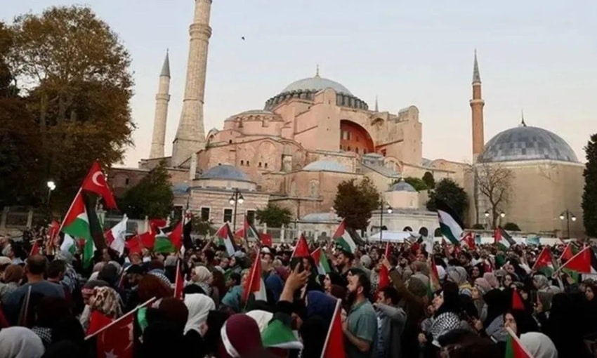 İstanbul’da Filistin’e Destek Platformu’nun düzenlediği “Gazze’ye Umut Işığı Ol” yürüyüşü