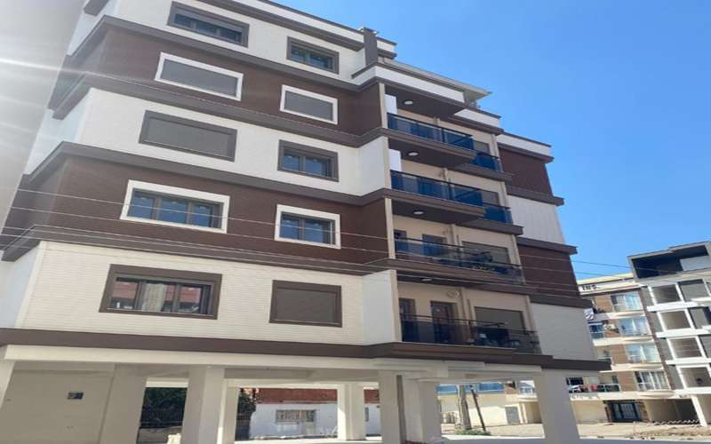 Kumrular Miraç Apartmanı, İzmir Karşıyaka Şemikler Mahallesi’nde modern mimariyle hayata