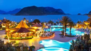 İçmeler Koyu’nda 26 dönümlük alana sahip Martı Resort Hotel‘de, uzun