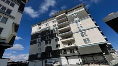 Meydan Apartmanı, Kütahya Merkez Meydan Mahallesi’nde modern mimariyle hayata geçirilmektedir.