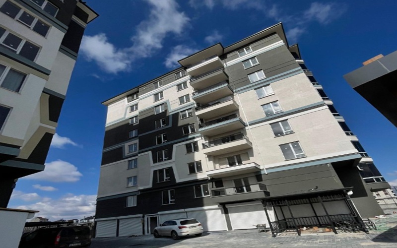 Meydan Apartmanı, Kütahya Merkez Meydan Mahallesi’nde modern mimariyle hayata geçirilmektedir.