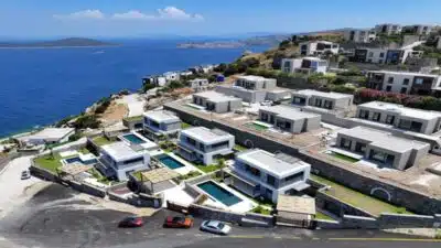 Nar Tugan Evleri, Muğla Bodrum Gündoğan’da modern mimariyle hayata geçiriliyor.