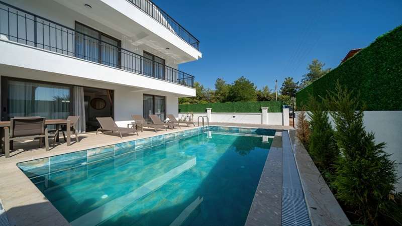 Pine Villa Fethiye, Muğla Fethiye Çiftlik Mahallesi’nde modern mimariyle hayata