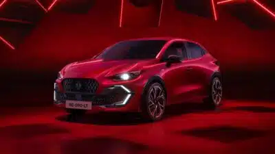 Yeni Renault Clio 2026 modelini tanıtıldı. Sportif çizgiler, gelişmiş teknoloji