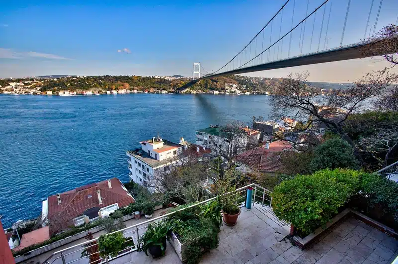 İstanbul, tarihi yapıları ve kültürel mirasının yanı sıra eşsiz Boğaz