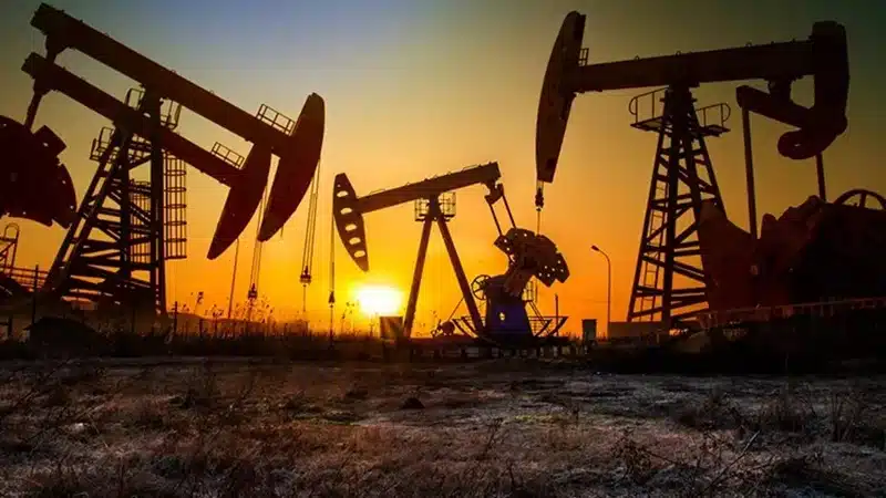 Brent petrol fiyatları neden dalgalanıyor? Varil fiyatı kaç dolar seviyesinde? Brent petrol fiyatları küresel gelişmelerin etkisiyle dalgalı seyrediyor. Varil fiyatı