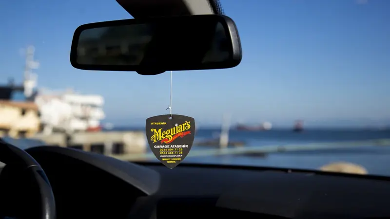 Dikiz aynasına koku asmak yasak mı? 2026 cezası ne kadar oldu Dikiz aynasına koku asmak yasak mı sorusu gündemde. 2026 yılı