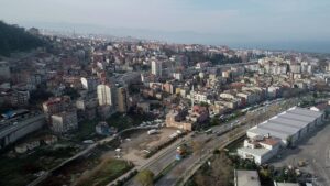 Trabzon Çömlekçi’de kentsel dönüşüm projelerinin yeniden başlatılacağı duyuruldu. Çevre ve
