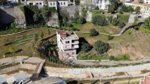 Trabzon’da kentsel dönüşümün ortasında kalan dört katlı aile apartmanındaki yaşam