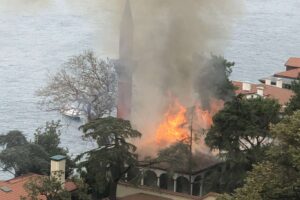 İstanbul Valiliği’nden yapılan açıklamada Çengelköy’de bulunan Vaniköy Camii‘nde yangın çıktığı